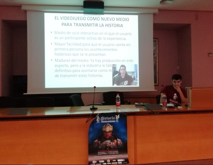 Felipe presenting his paper about video game localization and history at a congress.
